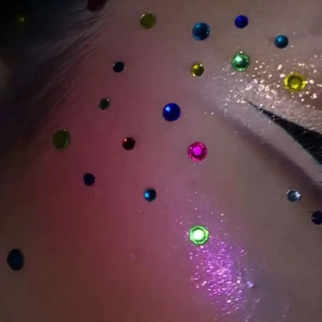 Brillos adhesivos faciales