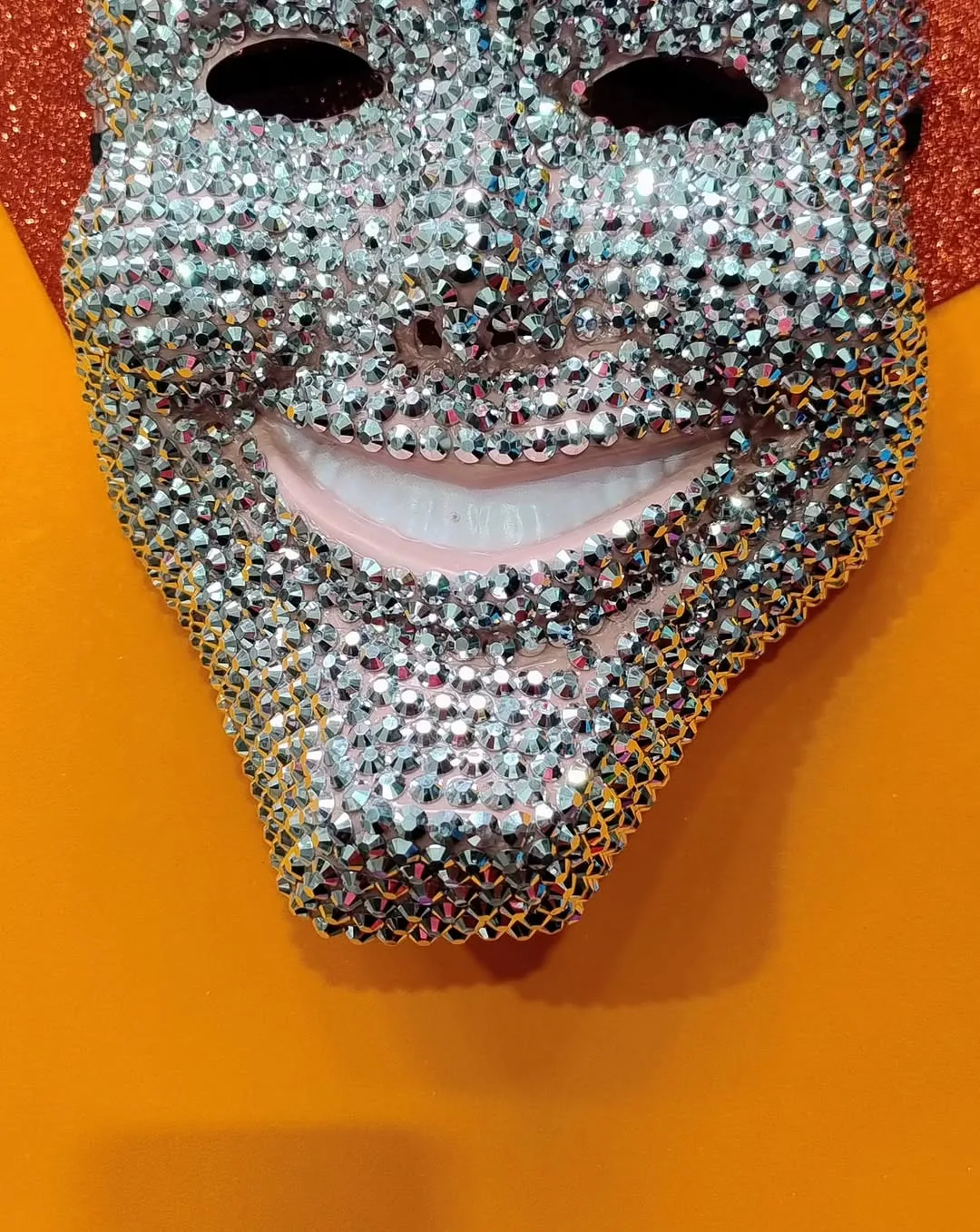 Máscara cubierta de lentejuelas plateadas